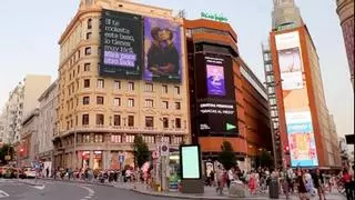 Las lonas "desplegadas" por la agencia gallega de Borja Iglesias que lucen con Orgullo en las fachadas de Madrid