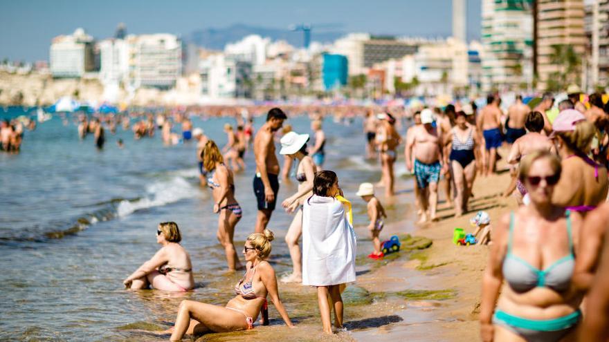 Turistas en la playa de Benidorm.