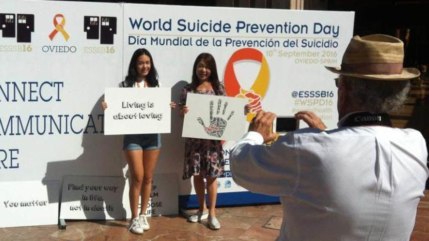 Dos jóvenes extranjeras se hacen un &quot;selfie&quot; en Oviedo, donde se celebra un congreso médico europeo sobre el suicidio.