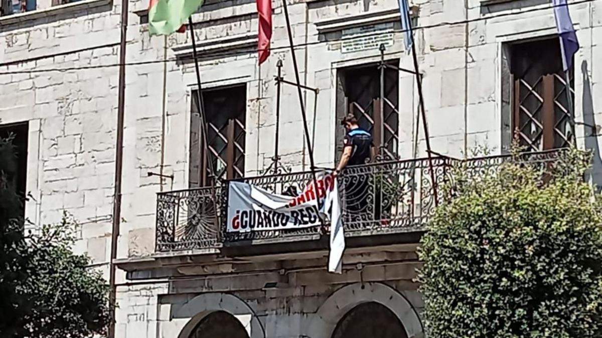 Retirada del Ayuntamiento de Llanes la pancarta alusiva a Barbón | R.M.V.