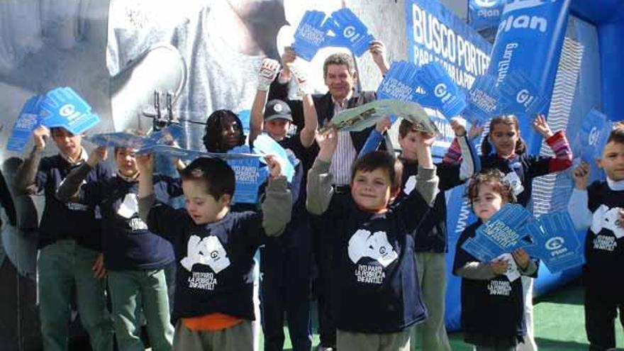 Un grupo de niños, durante las actividades de la campaña de Plan, ayer en Vigo.