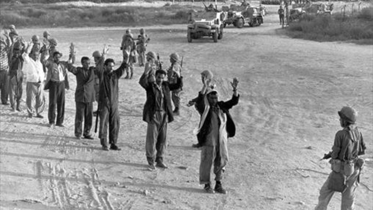 1- Soldados israelís cuelgan una bandera en un cuartel de la policía jordana.2- Un judío ortodoxo ofrece manteles de oración en el Muro de las Lamentaciones.3- Un soldado israelí controla a prisioneros egipcios  en Gaza.4- Mo