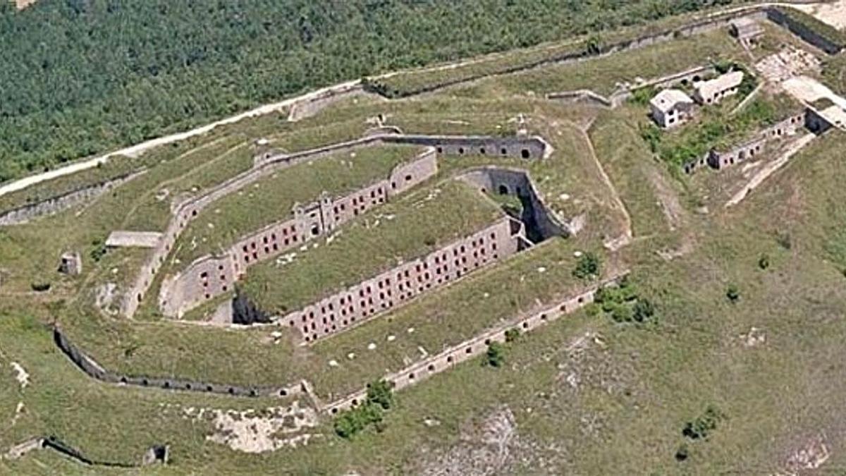 El Fuerte de San Cristóbal, también llamado de Alfonso XII, ocupa la cumbre del monte Ezkaba.