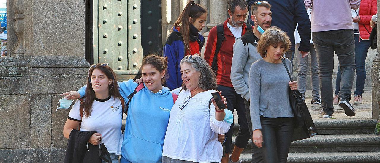 Tres mujeres posan para sacarse una fotografía en la puerta de la Catedral de Ourense. |   // IÑAKI OSORIO