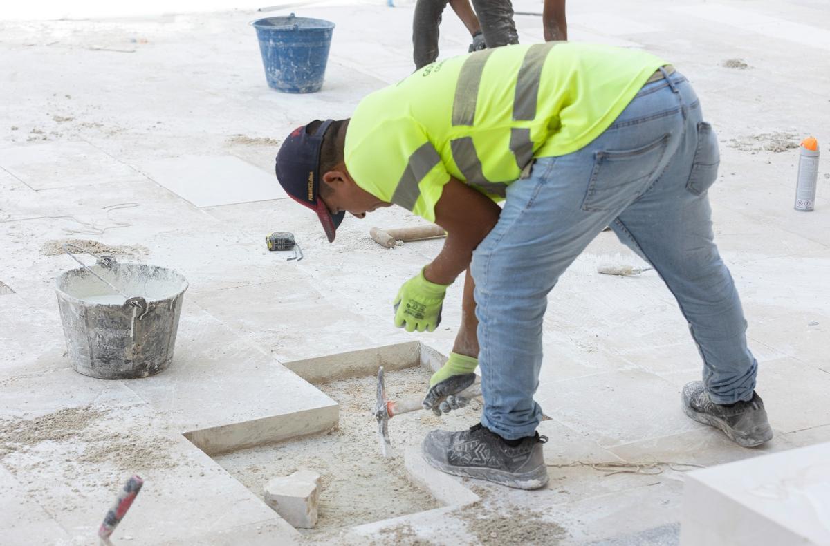 Un obrero realizando trabajos de reparación en la calzada