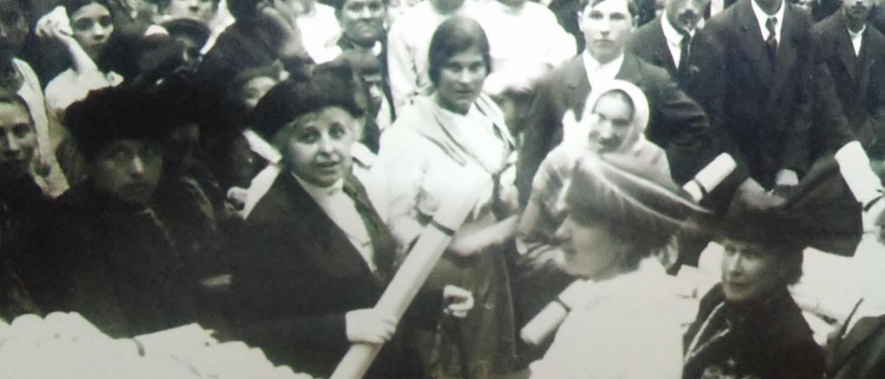 Entregando diplomas de la Escuela Obrera de Vigo.