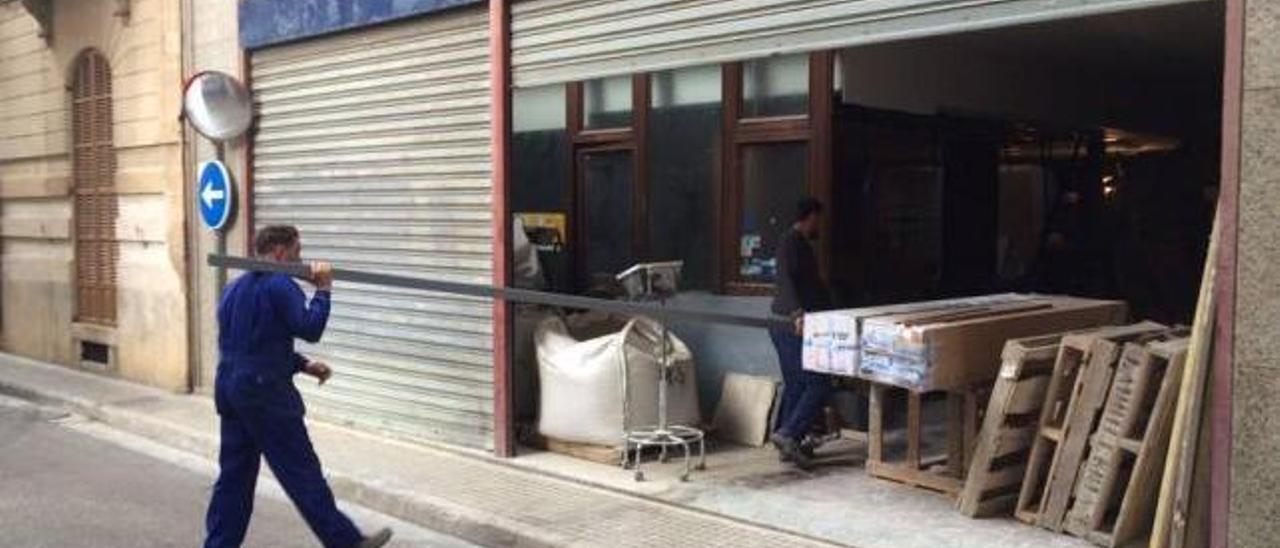 Trabajadores en el edificio de Can Bauçà.