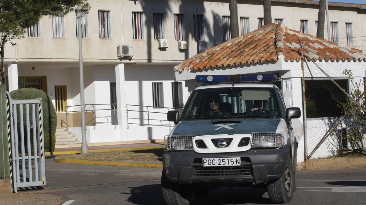 Un coche de la Guardia Civil sale de la prisión de Castellón I.