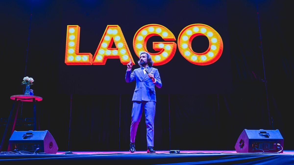 Miguel Lago inauguró en Benidorm el ciclo de monólogos “Lo Nunca Visto” con una noche de humor, gastronomía y música en SkyFest Benidorm.