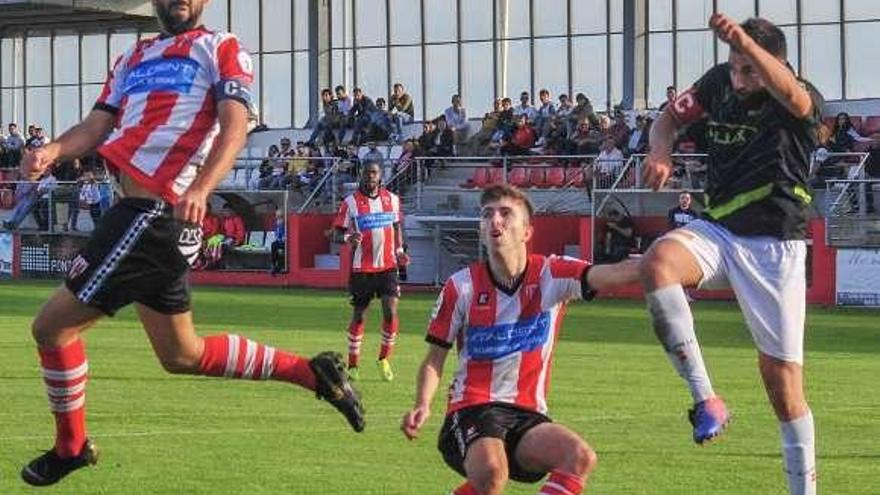 Un momento del partido disputado ayer en el Salvador Otero. // I.A.