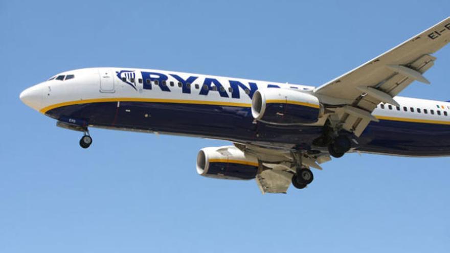 Un avión de Ryanair terminó sin cola al chocar el ala de otro avión.