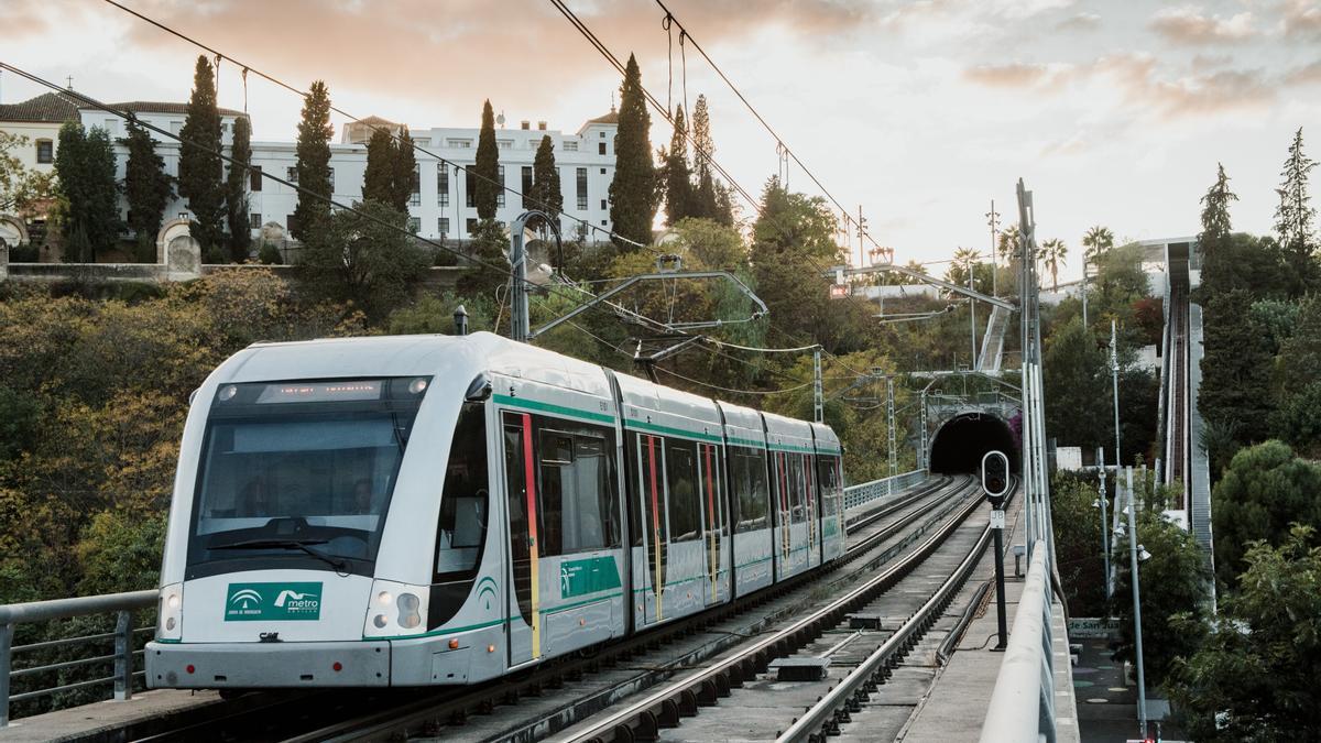 El tramo norte de la línea 3 del Metro de Sevilla sigue avanzando, desde Pino Montano a la Macarena, pero en otras líneas hay retrasos en los plazos