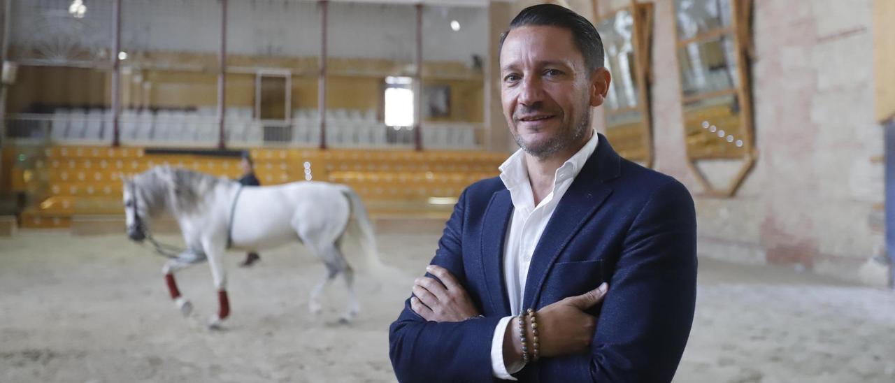 Javier Gómez, en el interior de Caballerizas Reales, edificio que utiliza Córdoba Ecuestre.