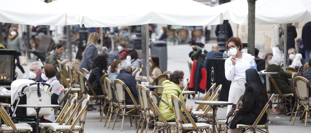 Una terraza en Gijón. | Ángel González