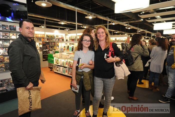 Rozalén, en la firma de discos y libros en FNAC