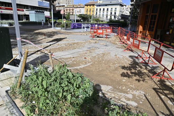 EN IMÁGENES | Un gran reventón en la plaza Salamero provoca cortes de tráfico