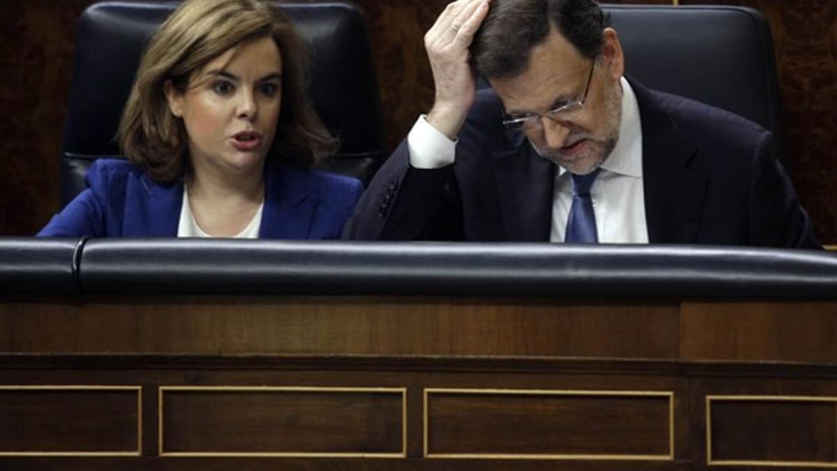 Rajoy, junto a Soraya Sáenz de Santamaría, este miércoles en el Congreso.