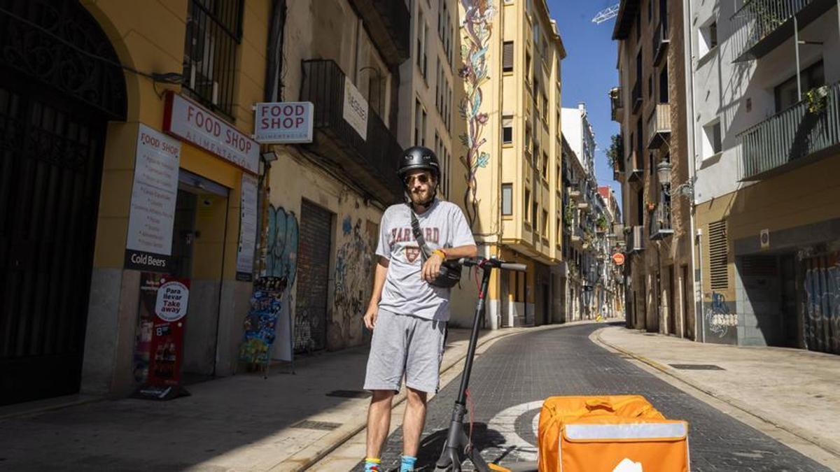 Pepe Forés, un rider de Glovo en Valencia.