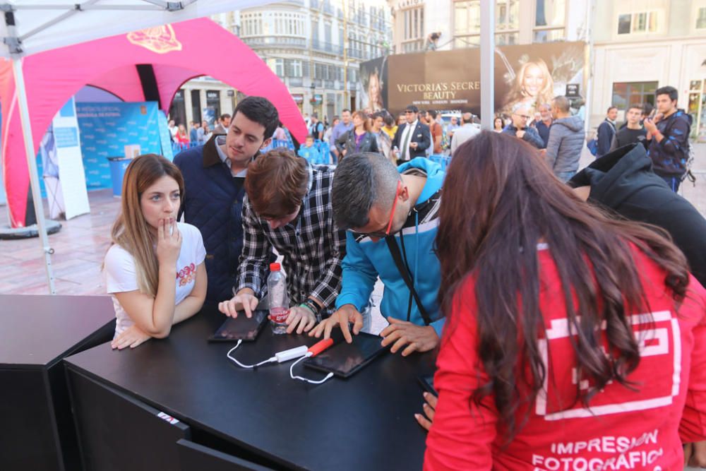 Cientos de aficionados hacen cola durante todo el jueves para fotografiarse con los trofeos de La Roja