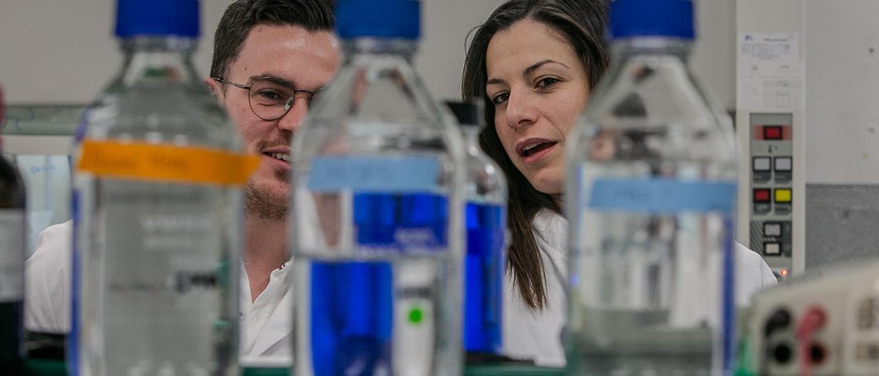 La investigadora Cristina Mayor-Ruiz trabaja en su laboratorio del IRB en la búsqueda de tratamientos contra el cáncer.