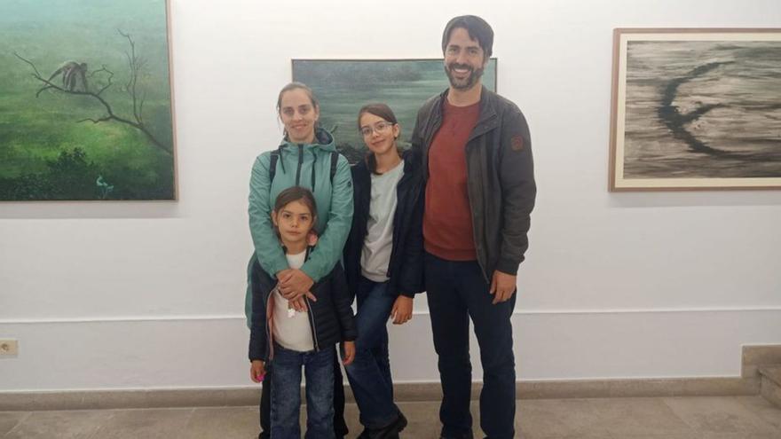 Familiares de Alonso Galván, autor presente na exposición