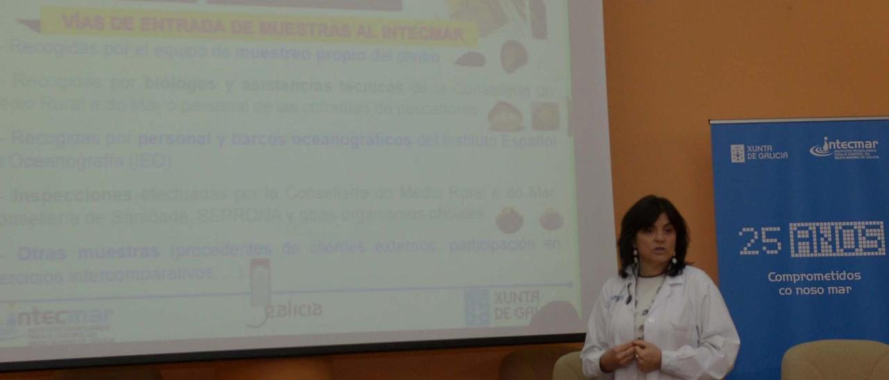 Covadonga Salgado, la directora del Intecmar, durante una charla.