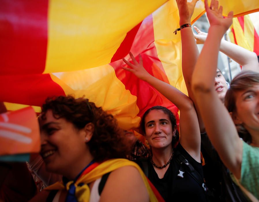 Miles de personas celebran frente al Parlament la aprobación de la independencia