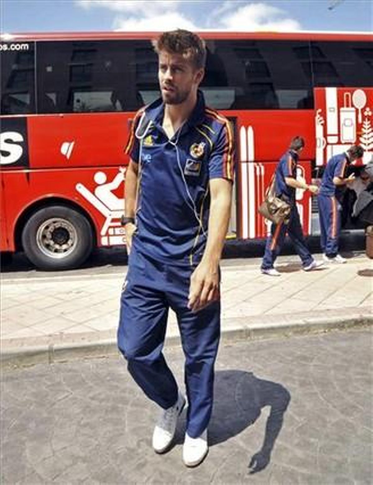 Piqué forma, amb el seu company d’equip Puyol, l’eix de la defensa espanyola.