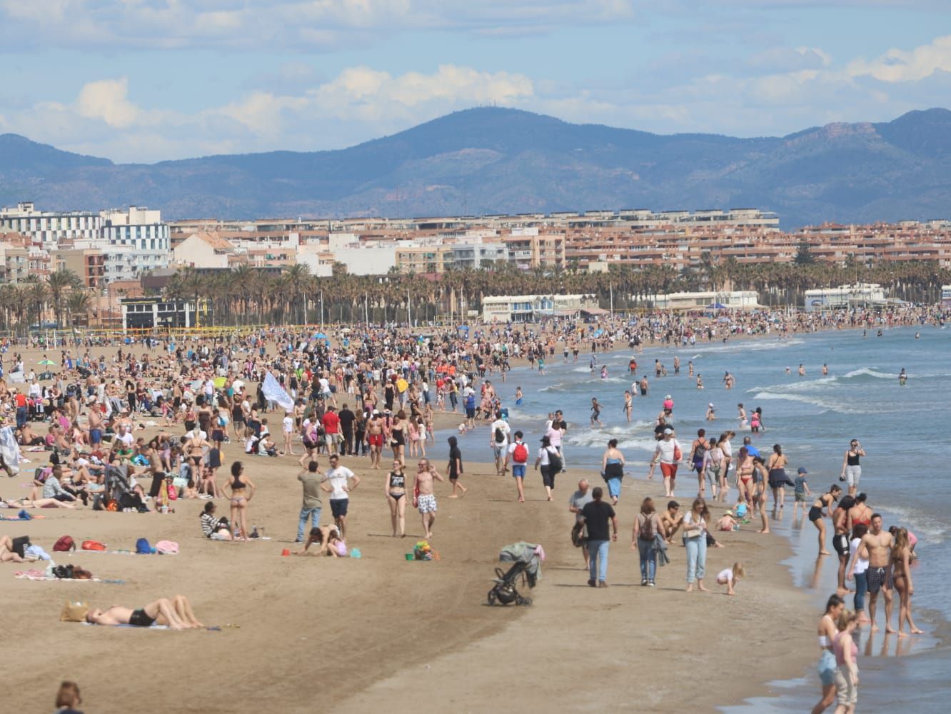 Primeros chapuzones del año en un domingo de sol y playa