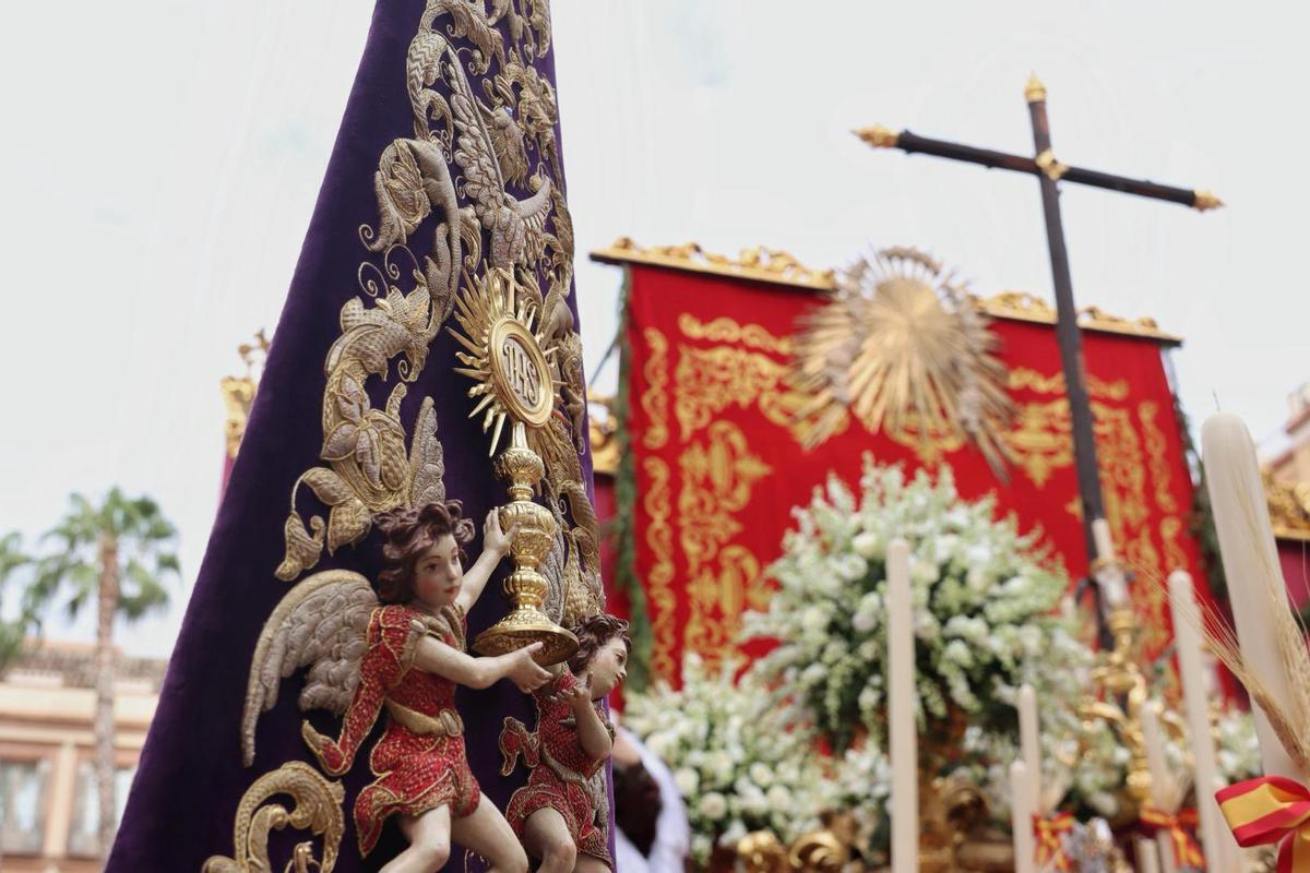 El montaje del altar del Corpus Christi de la Agrupación de Cofradías ha sido realizado por la Hermandad Sacramental del Rocío