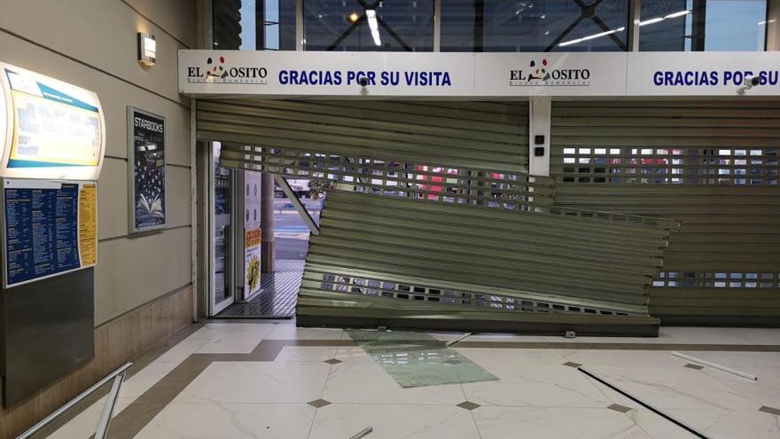 Estado en el que ha quedado la persiana de entrada al centro comercial.