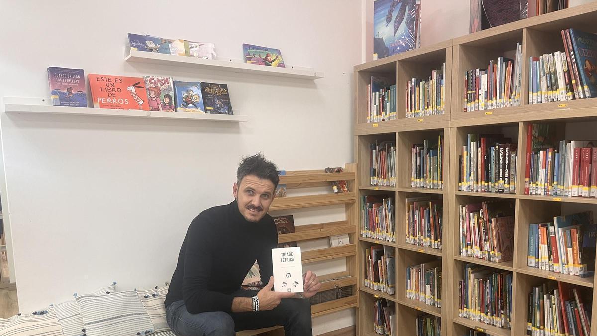 Javier García amosa o seu último poemario, «Tríade Tétrica»