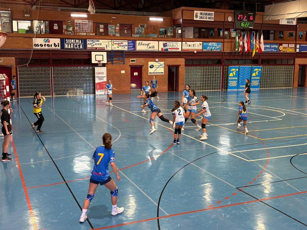 Un momento del partido que disputaron los equipos femeninos de Asturias y Galicia.