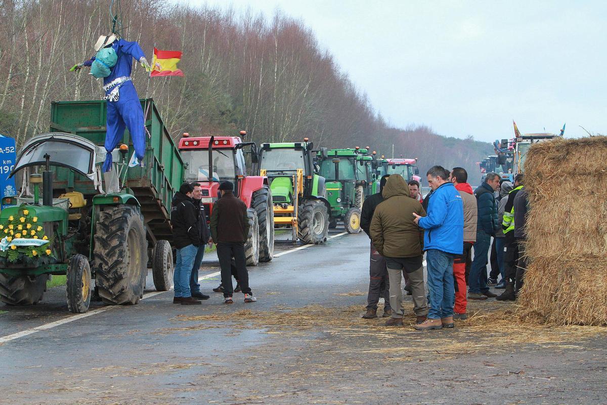 Los ganaderos cortan la A-52 a la altura de Xinzo de Limia