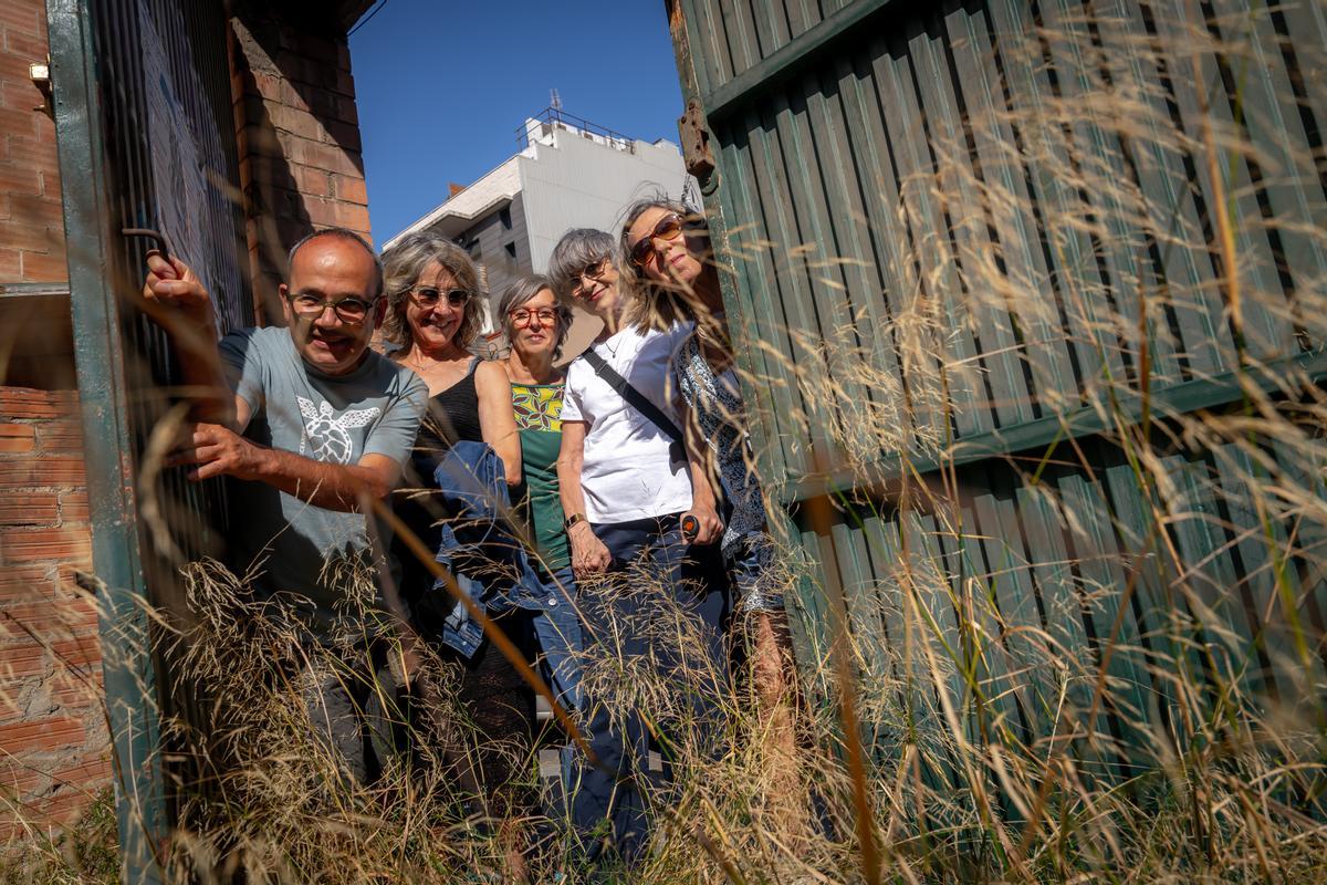 Pere, Sunsi, Manuela, Elsa y Conxita; cinco de los doce socios que forman la cooperativa 'La Constel·lació', que levantará el primer edificio de viviendas en cesión de uso para mayores de 65 años de Badalona