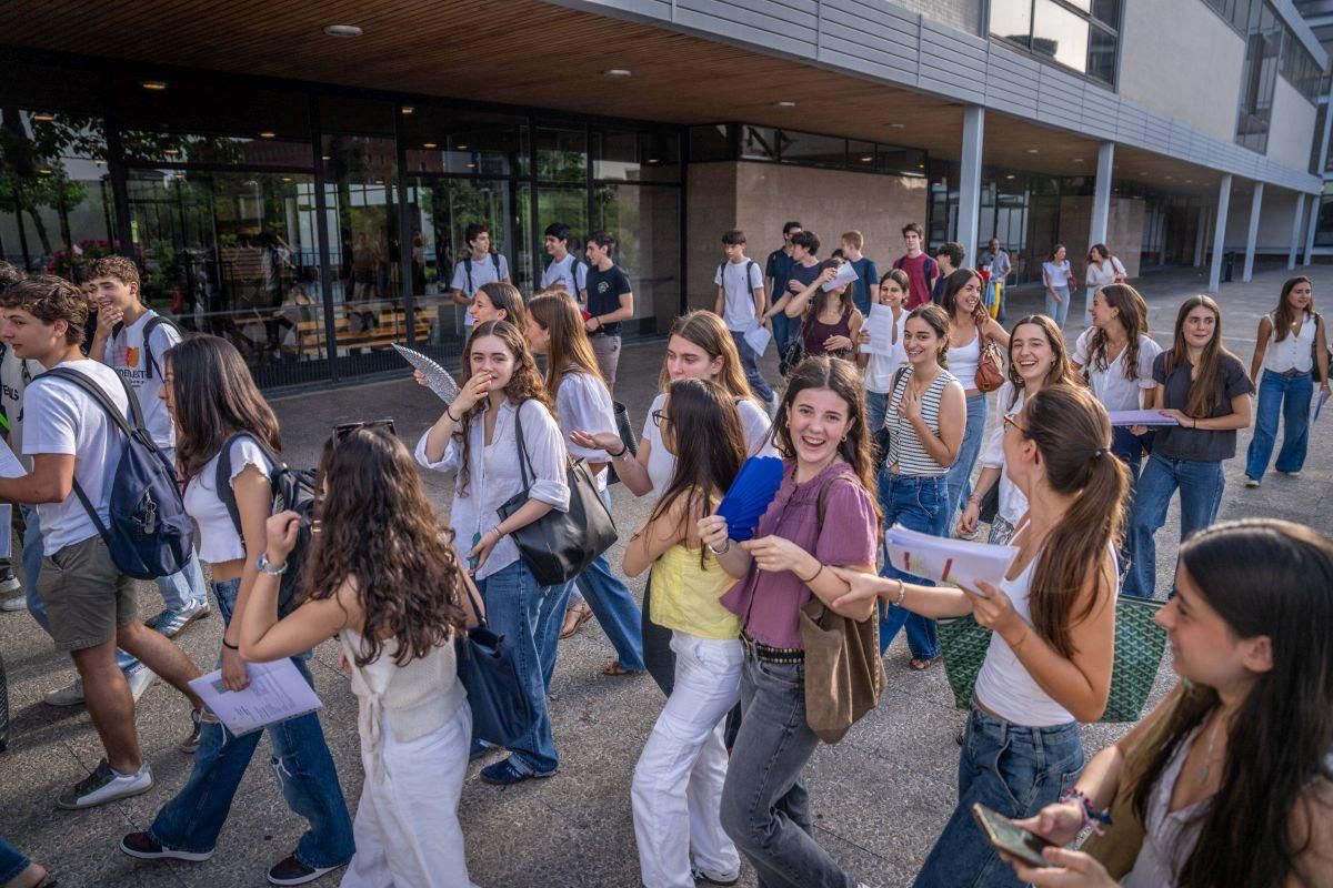 Llegada de alumnos a la Facultat de Dret de la UB, el primer día de exámenes de las PAU 2025 en Catalunya
