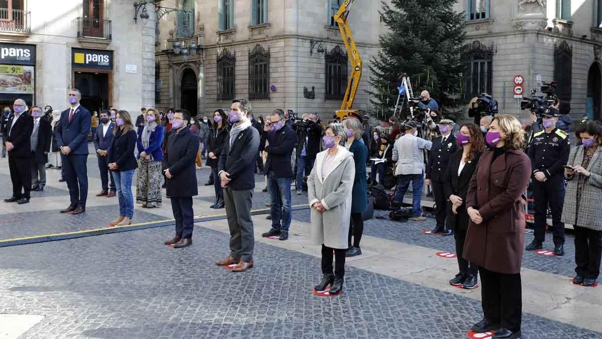 Acto institucional contra la violencia machista en la plaza de Sant Jaume de Barcelona.