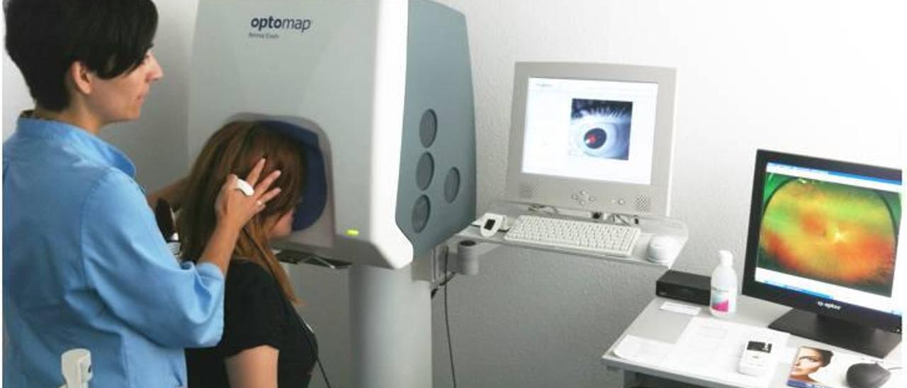 Una paciente es sometida a una exploración del fondo de ojo en la consulta de Clínica Oftálica.