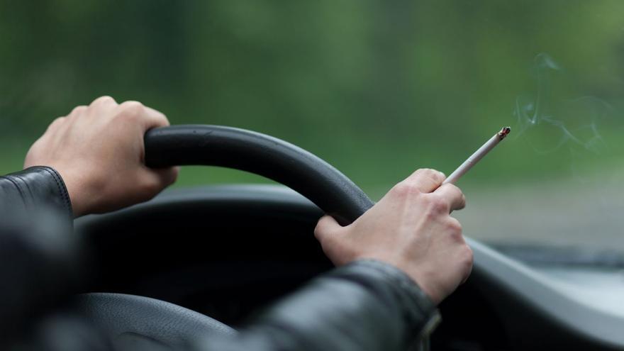La DGT avisa: si tiras esto por la ventanilla del coche, es multa directa de 500 euros, retirada de 6 puntos del carné y podrías acabar incluso en la cárcel