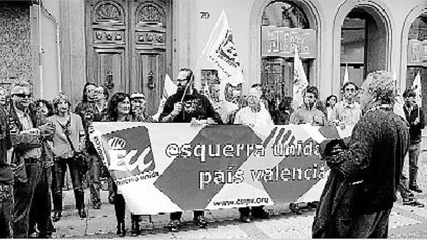 Concentración ayer en la sede del Consell en Castelló para pedir la dimisión de Camps.