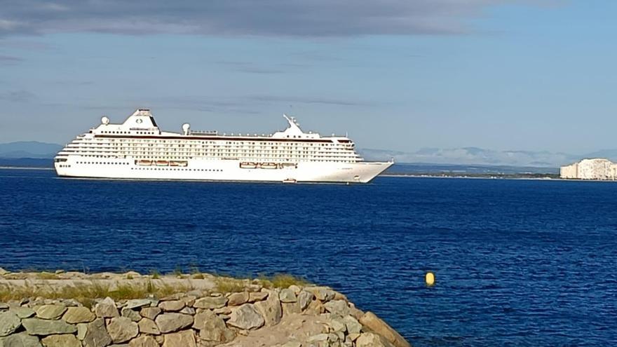 El creuer de luxe 'Crystal Serenity' fondeja per la costa de Roses