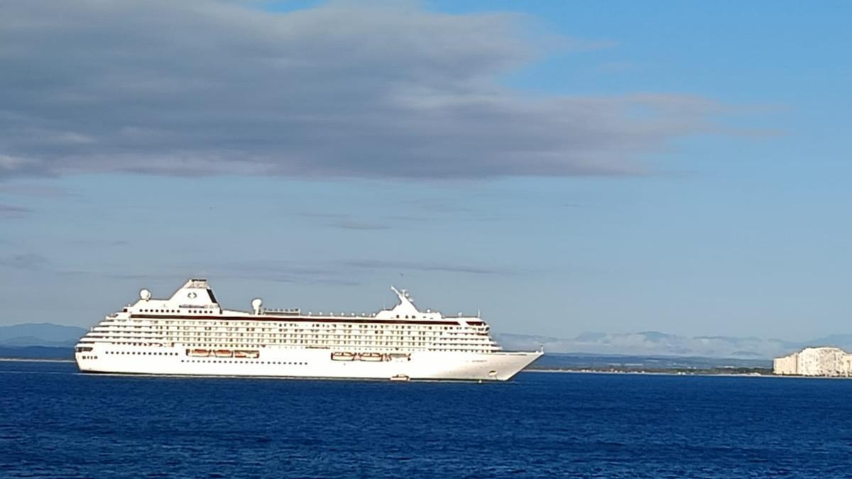 El creuer de luxe 'Crystal Serenity' fondeja per la costa de Roses