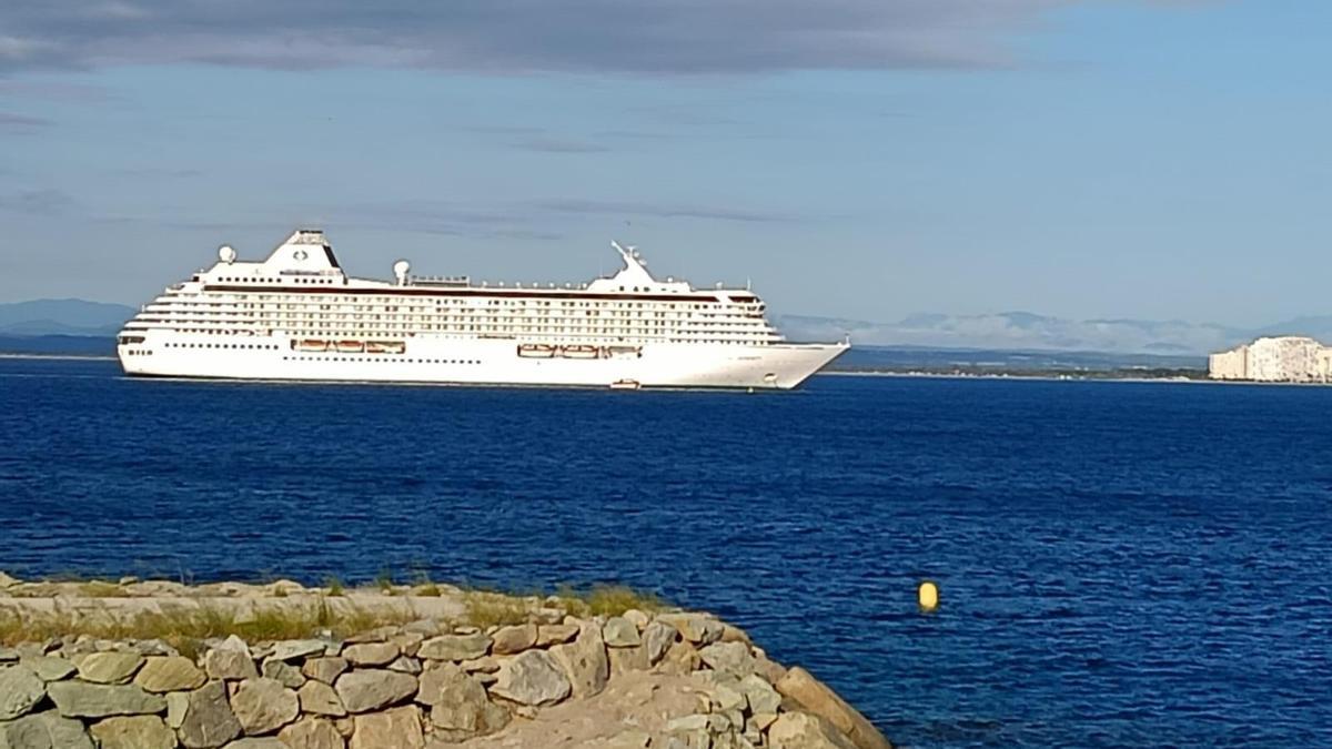 El creuer de luxe 'Crystal Serenity' fondeja per la costa de Roses