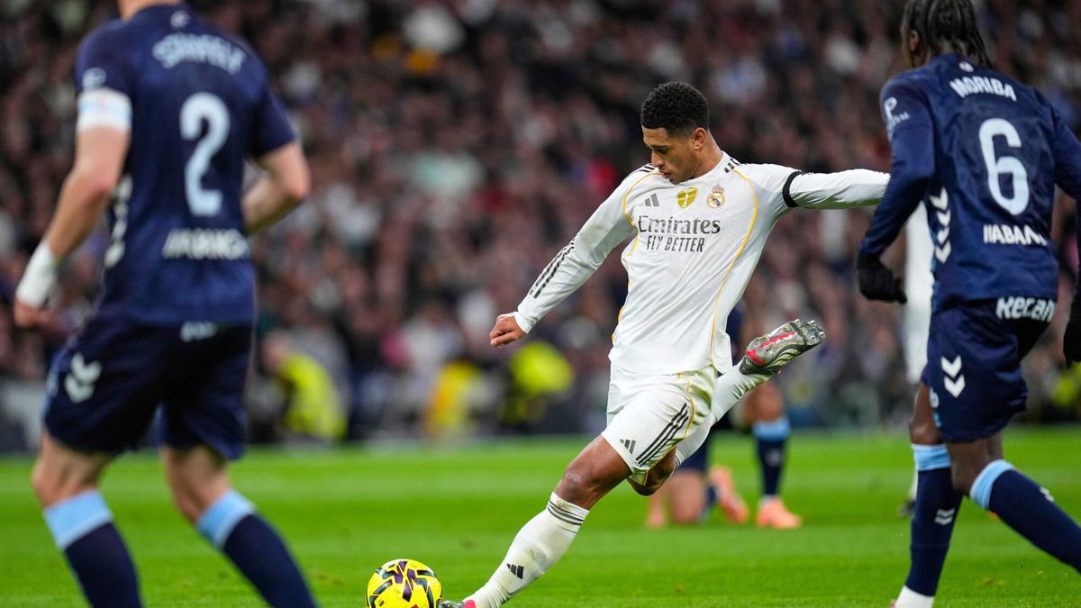 Real Madrid's Jude Bellingham takes a shot during the Spanish La Liga soccer match between Real Madrid and Celta Vigo in Madrid, Spain, Sunday, Dec. 7, 2025. (AP Photo/Manu Fernandez). EDITORIAL USE ONLY / ONLY ITALY AND SPAIN