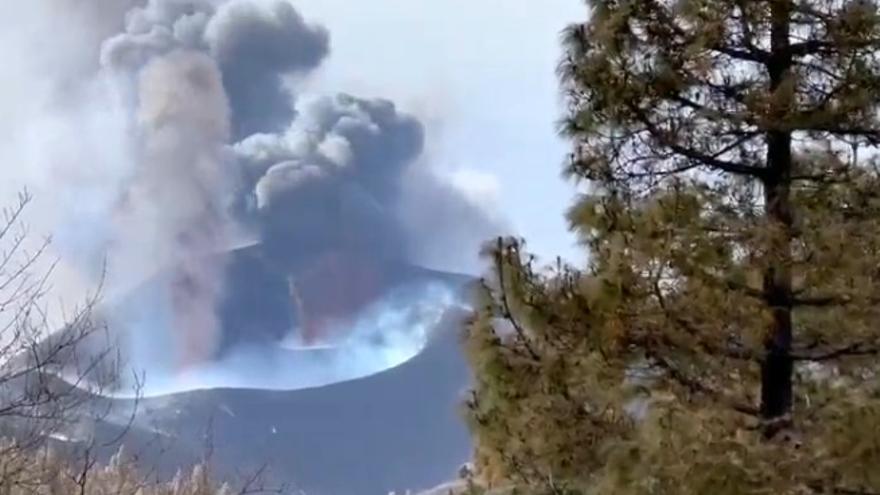 Emisión de lava en el volcán de La Palma