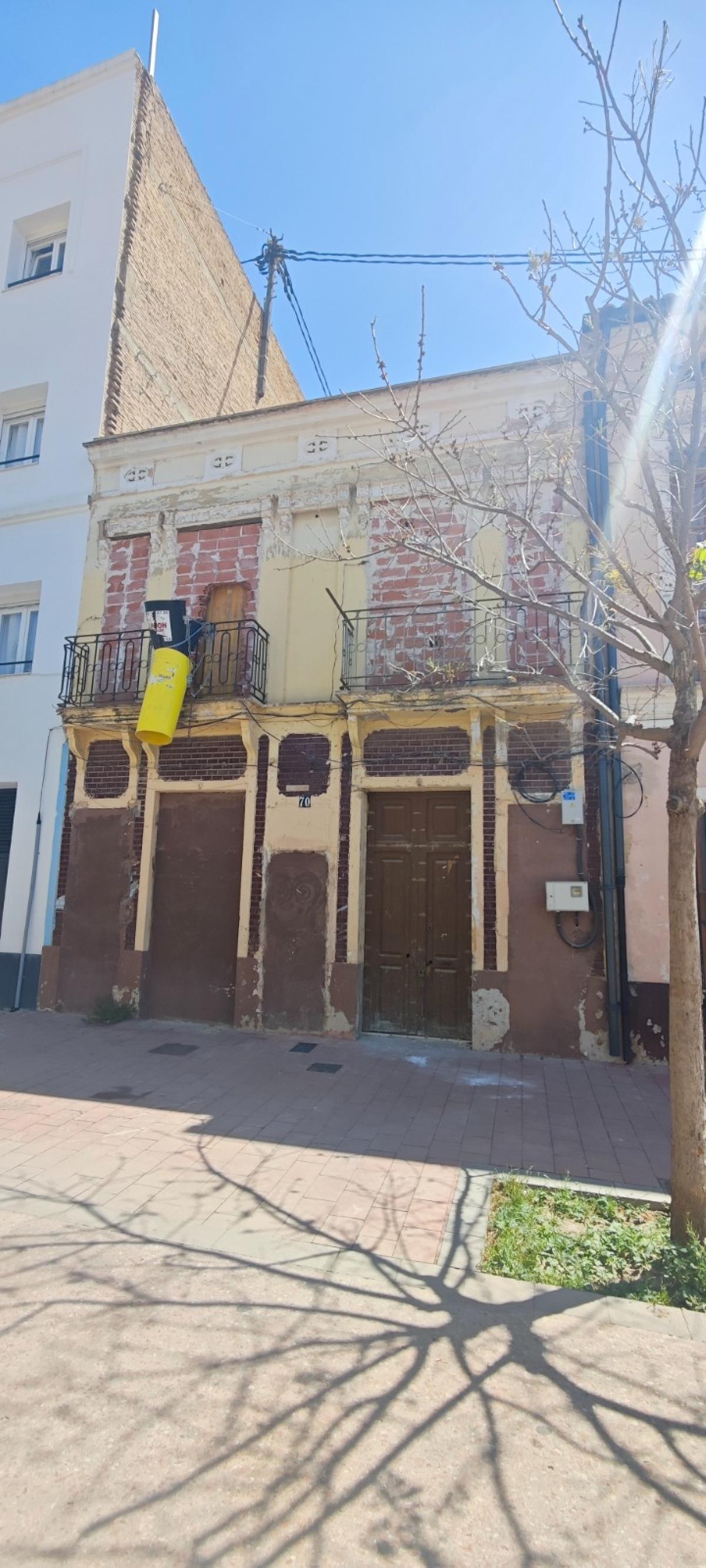 Edificio de la calle San Pedro 70 adjudicado en 2016 y aún tapiado y sin habitar