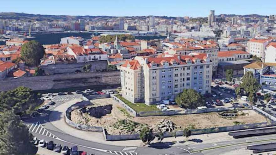 La promotora de A Maestranza plantea retirar la muralla de uno de sus solares