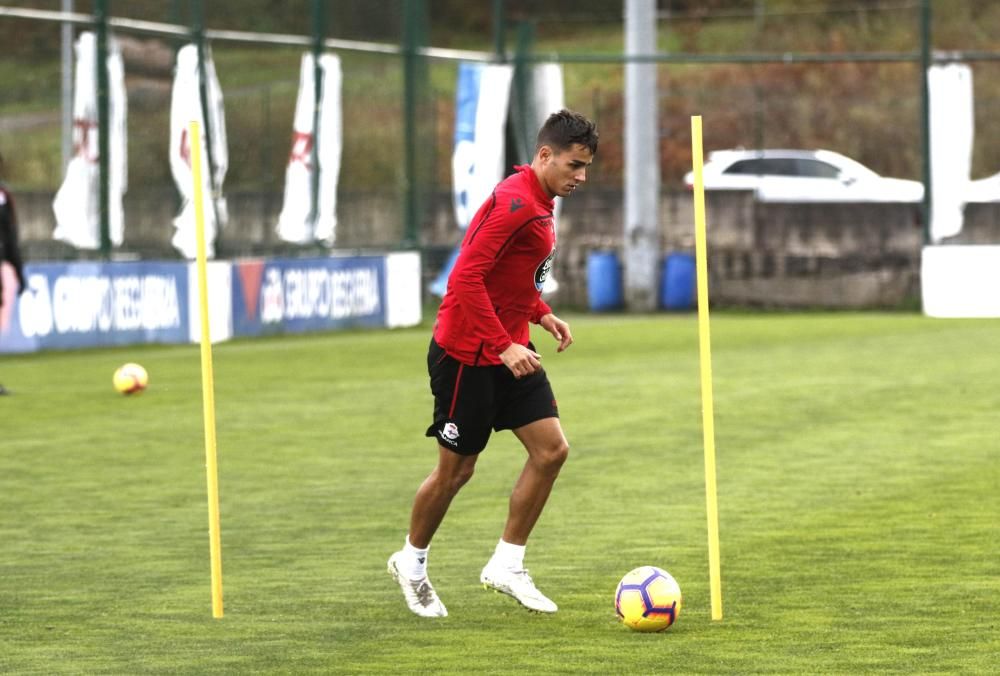 El entrenamiento en Abegondo se desarrolló entre ejercicios de táctica y un partido de once contra once.