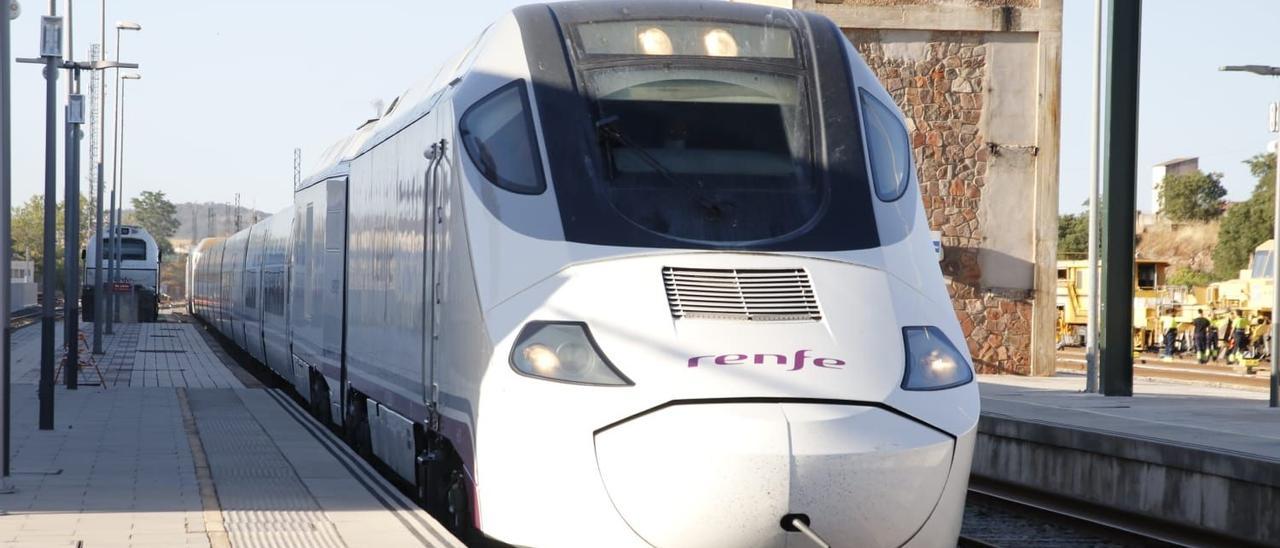 Tren Alvia circulando por Extremadura