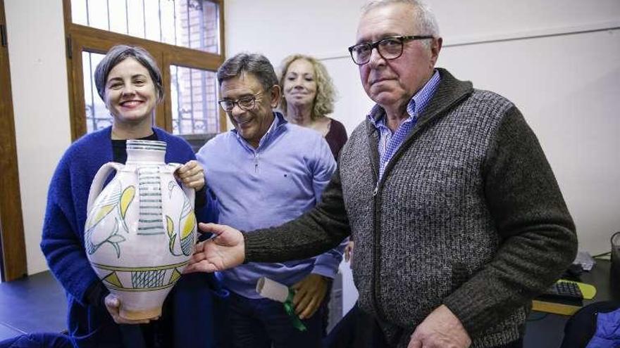 Por la izquierda, Sonia Puente, el edil Roberto Sánchez Ramos y el artesano José Vega (&quot;Selito&quot;), ayer, en Faro.